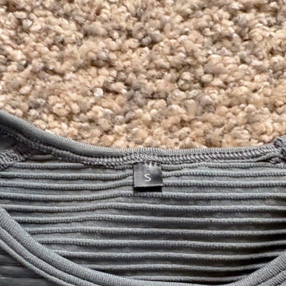 Alphalete Gray Crop Top - Picture 4 of 5